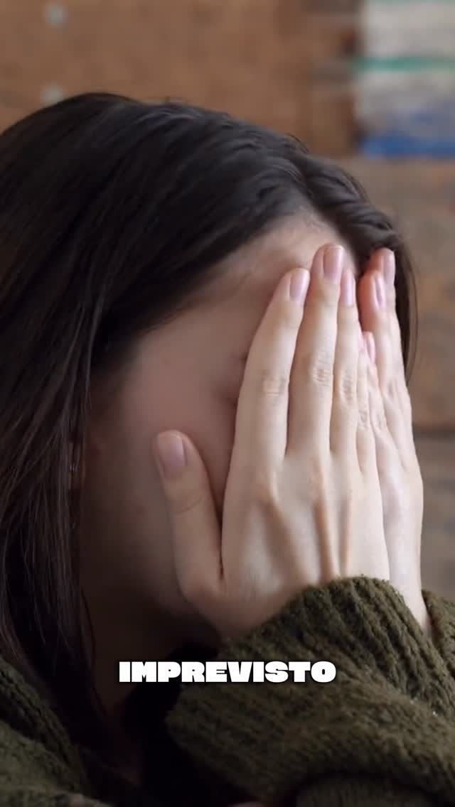 Mujer cubriéndose el rostro junto a la palabra imprevisto