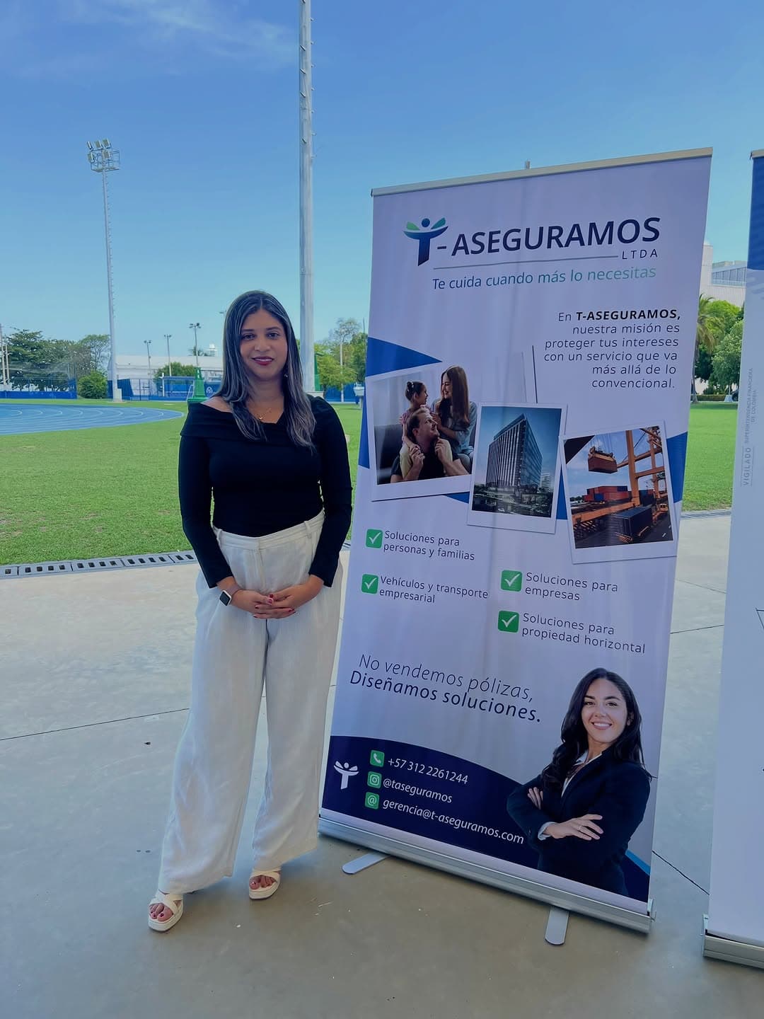 Asesora de T-ASEGURAMOS junto al pendón de la agencia en la Feria Empresarial ENAP 2026