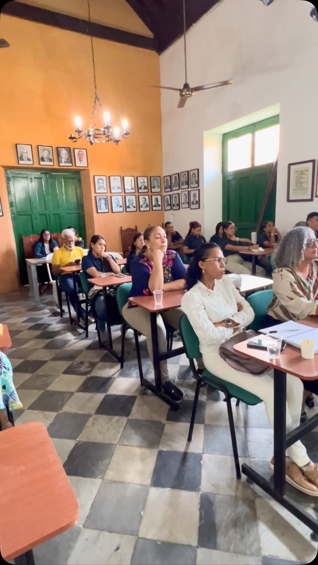 Administradores de propiedad horizontal durante la capacitación en un salón de Cartagena
